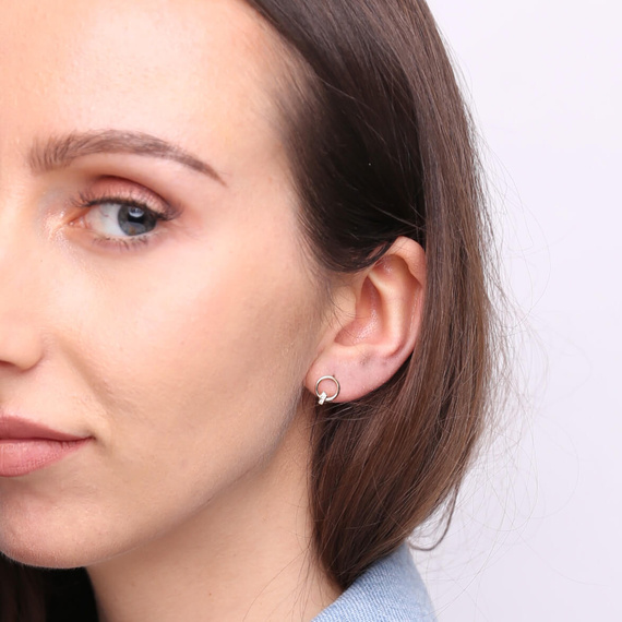 Goldohrringe mit Zirkonen an einem 585er Stift