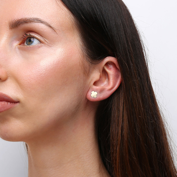 Gold 585 kleine Federohrringe an einem Pfosten