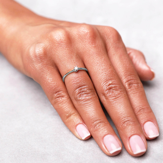 Verlobungsring aus Gold mit einem 0,10-karätigen Diamanten