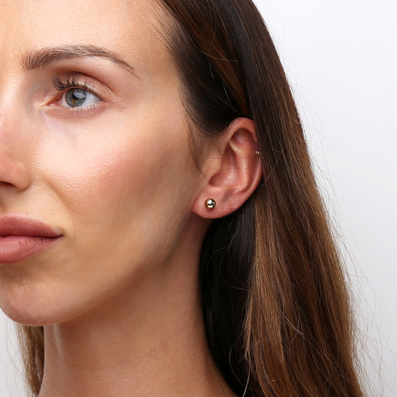 Goldene schlichte Kugelohrringe 4 mm mittelgroßer Ohrstecker