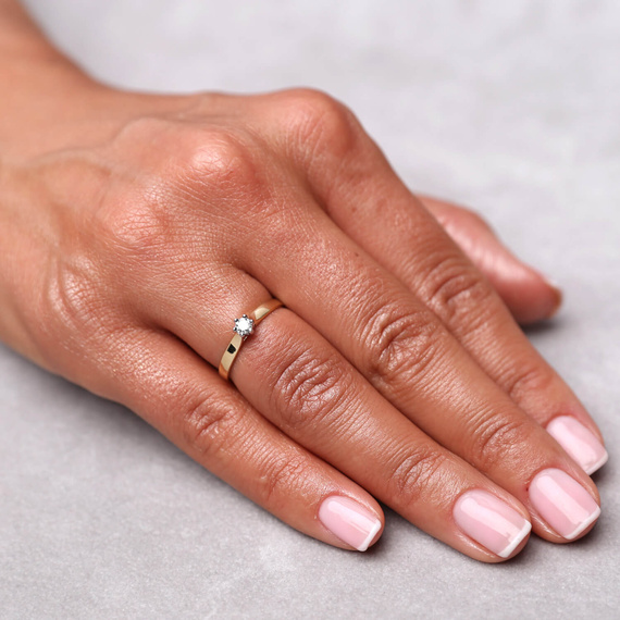 Verlobungsring aus Gold mit einem 0,10-karätigen Diamanten