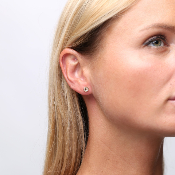 Goldene Blumenohrringe mit weißen Zirkonen 585 auf Daisy Post