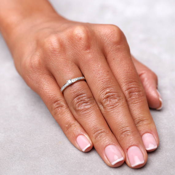 Verlobungsring aus Gold mit 0,13 Karat Diamanten