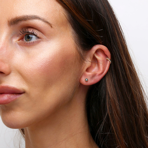 Gold 585 kleine Federohrringe an einem Pfosten