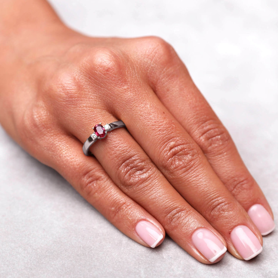 Goldverlobungsring mit großem Rubin 0,60 ct und Diamanten 0,08 ct