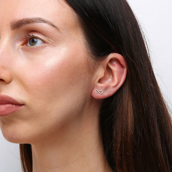 Gold 585 kleine Federohrringe an einem Pfosten