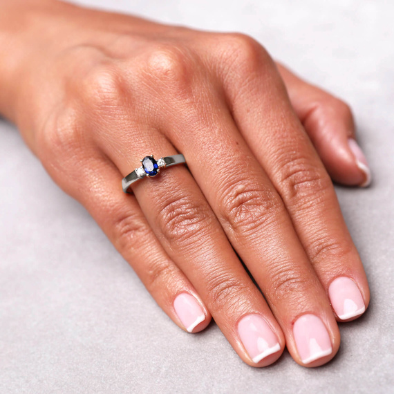 Złoty pierścionek zaręczynowy z dużym szafirem 0,70 ct i diamentami 0,08 ct białe złoto