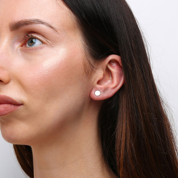 Gold 585 kleine Federohrringe an einem Pfosten