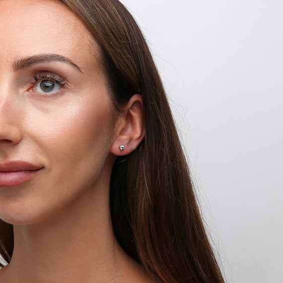 Gold 585 kleine Federohrringe an einem Pfosten