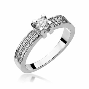 Verlobungsring aus Gold mit einem Diamanten von 0,30 Karat und kleineren Diamanten von 0,18 Karat