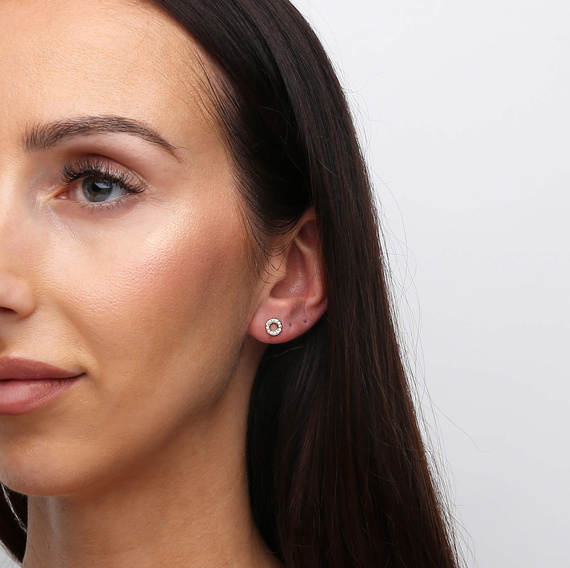 Gold 585 kleine Federohrringe an einem Pfosten