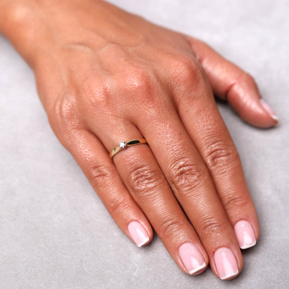 Verlobungsring aus Gold mit 0,08 Karat Diamant