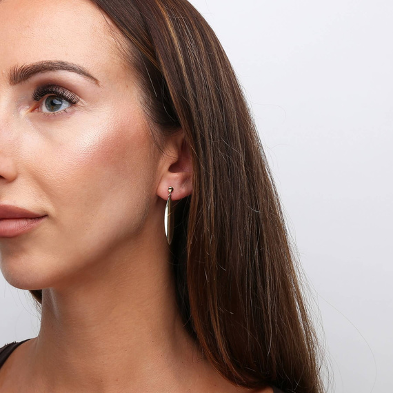 Gold 585 kleine Federohrringe an einem Pfosten