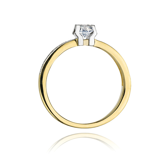 Verlobungsring aus Gold mit einem Diamanten von 0,30 Karat und kleineren Diamanten von 0,18 Karat