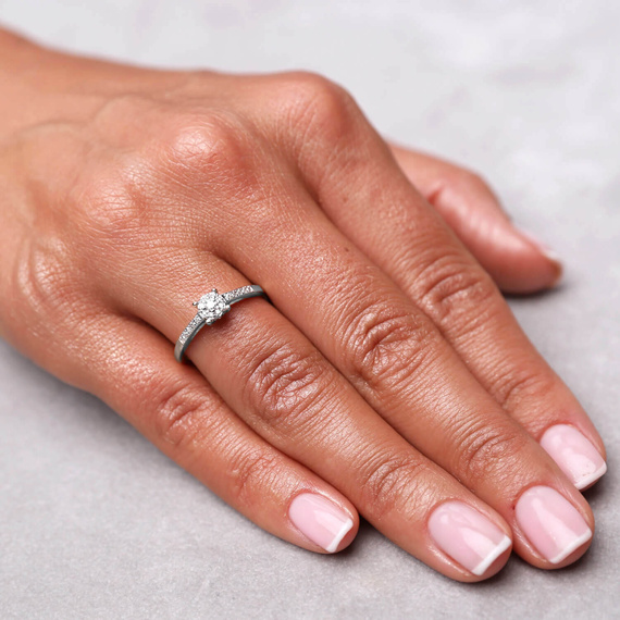 Verlobungsring aus Gold mit 0,12 Karat Diamanten