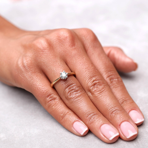 Verlobungsring aus Gold mit einem 0,50-karätigen Diamanten