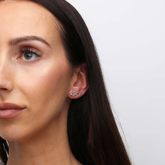 Gold 585 kleine Federohrringe an einem Pfosten