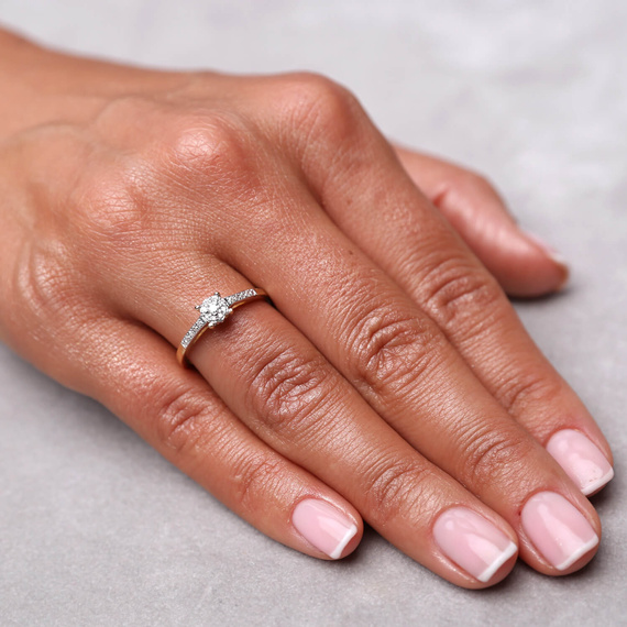 Verlobungsring aus Gold mit 0,12 Karat Diamanten