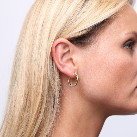 Facettierte 15-mm-Ohrringe aus Gold kombiniert mit Weißgold