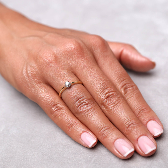 Verlobungsring aus Gold mit einem Diamanten von 0,10 Karat in einer Weißgoldfassung