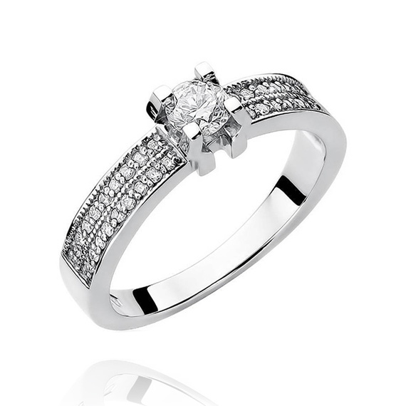 Verlobungsring aus Gold mit einem Diamanten von 0,30 Karat und kleineren Diamanten von 0,18 Karat