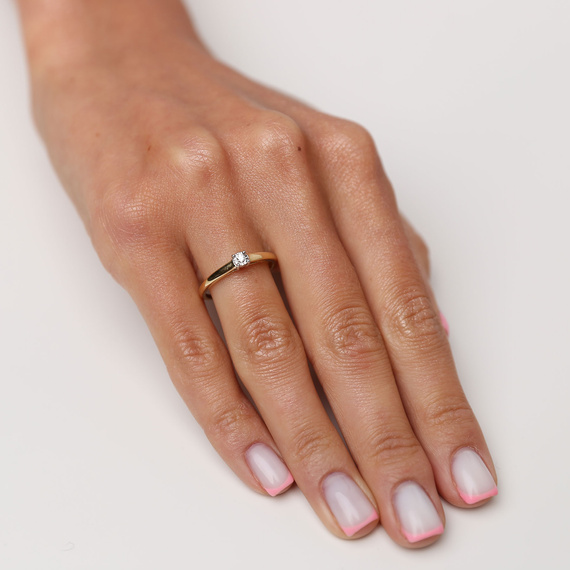 Verlobungsring aus Gold mit 0,03 Karat Diamant-Illusionseffekt