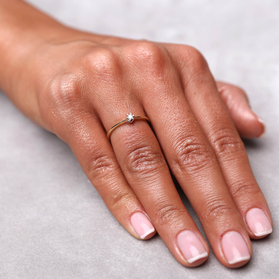 Verlobungsring aus Gold mit einem 0,04-karätigen Diamanten