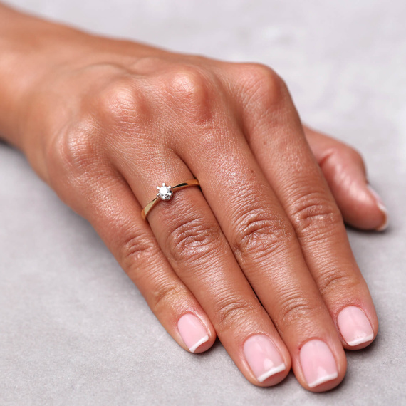 Verlobungsring aus Gold mit einem 0,10-karätigen Diamanten