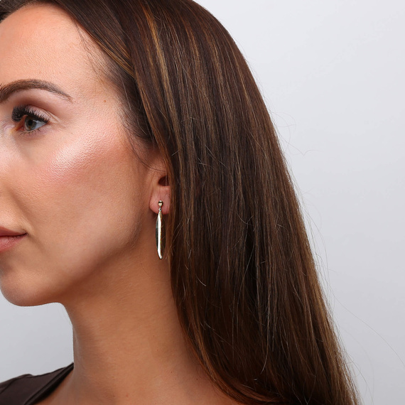 Gold 585 kleine Federohrringe an einem Pfosten