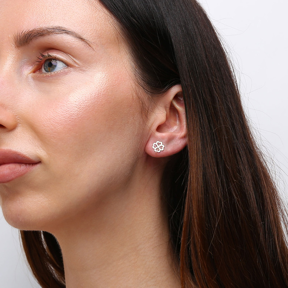 Gold 585 kleine Federohrringe an einem Pfosten