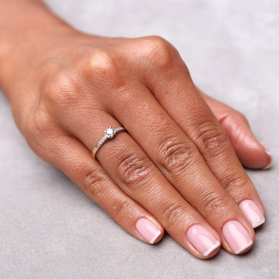 Verlobungsring aus Gold mit 0,21 Karat Diamanten