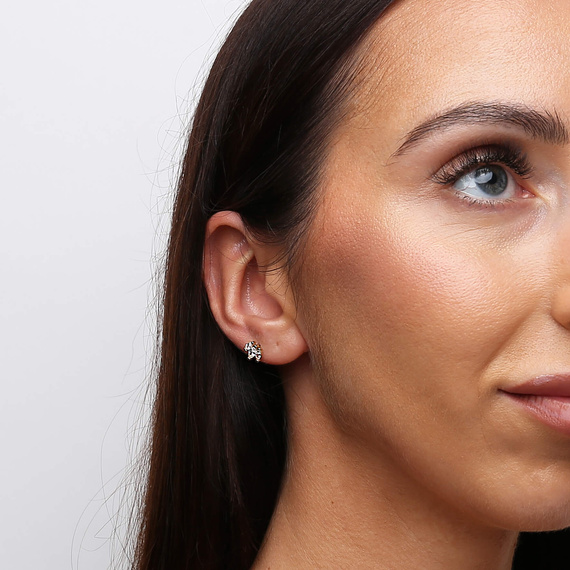 Gold 585 kleine Federohrringe an einem Pfosten