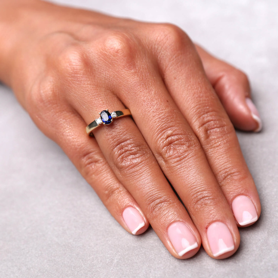 Verlobungsring aus Gold mit großem Saphir von 0,70 Karat und Diamanten von 0,08 Karat