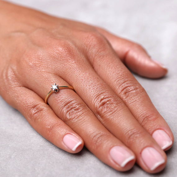 Verlobungsring aus Gold mit einem 0,10-karätigen Diamanten