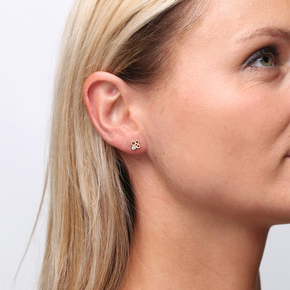 Goldene durchbrochene Kleeblatt-Ohrringe mit Zirkonia an einem 585 Daisy-Stift