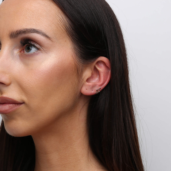 Gold 585 kleine Federohrringe an einem Pfosten