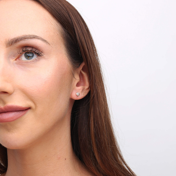 Gold 585 Herzen Zirkonia facettierte Ohrringe auf einem Stift