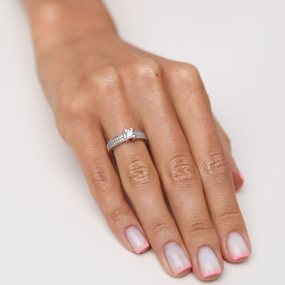 Verlobungsring aus Gold mit einem Diamanten von 0,30 Karat und kleineren Diamanten von 0,18 Karat