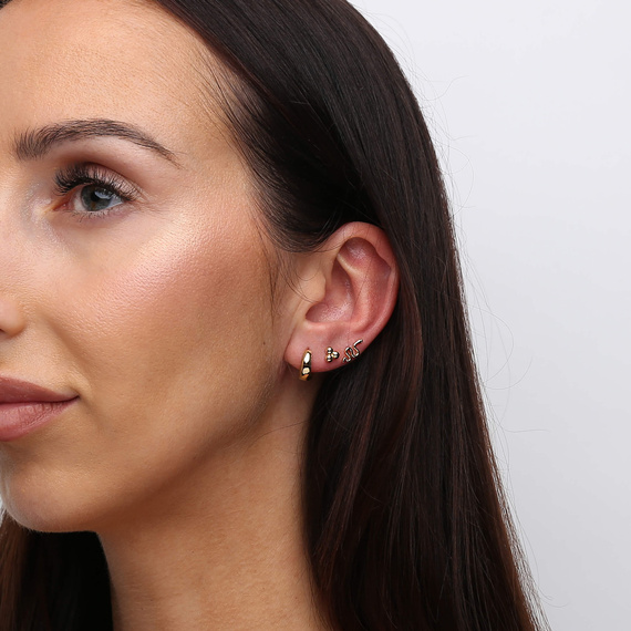 Gold 585 kleine Federohrringe an einem Pfosten