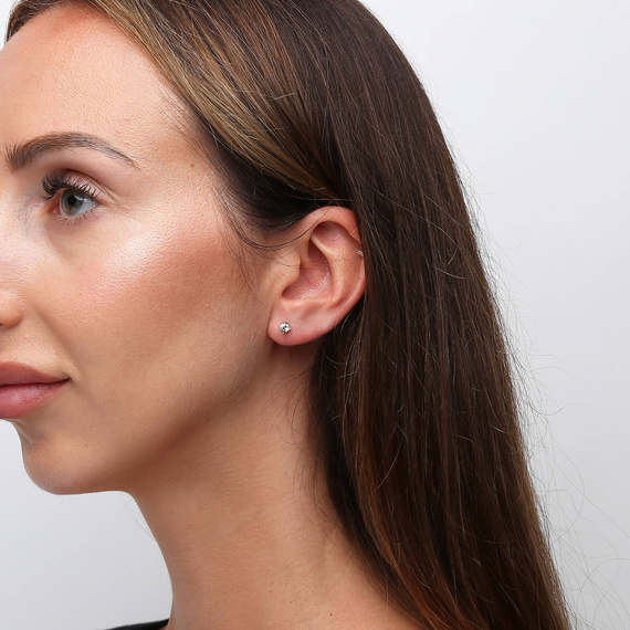 Gold 585 kleine Federohrringe an einem Pfosten