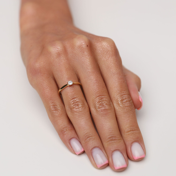 Goldener Verlobungsring mit 0,03 Karat Diamant