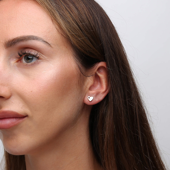 Gold 585 kleine Federohrringe an einem Pfosten