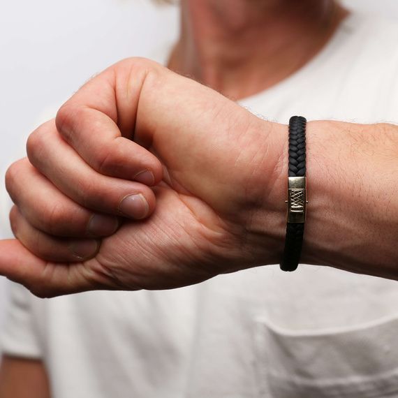 Herrenarmband 585 aus Gold mit Plakette und Gravur an einer Kordel