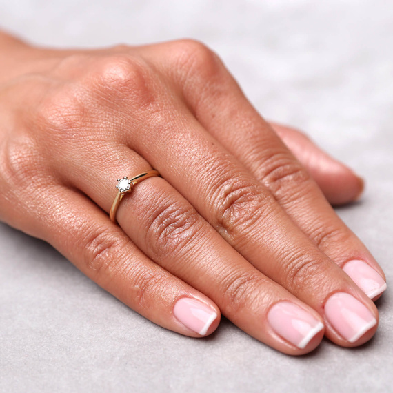 Verlobungsring aus Gold mit einem 0,15-karätigen Diamanten